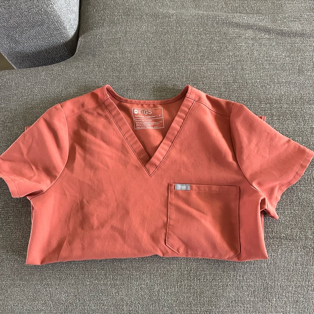 Figs Women's Short Sleeve V-Neck Top - Rust